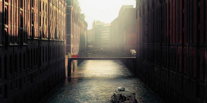 软件开发新浪潮：蓝博科技如何用复古风格UI/UX设计重塑现代企业软件体验